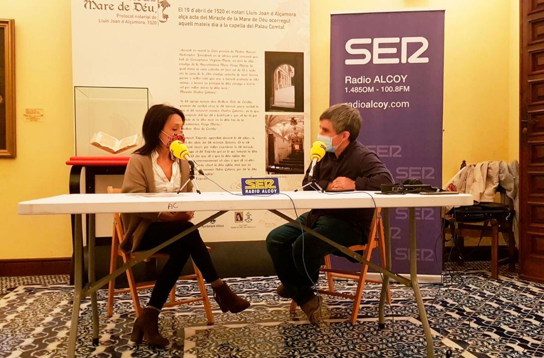 La concejal Eugenia Miguel en el programa especial de Radio Alcoy en el Palau Comtal al inicio de la Fira de Tots Sants