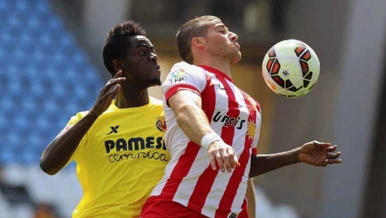El jugador del Almeria Hemed disputa un balón con el jugador del Villarreal Bailley
