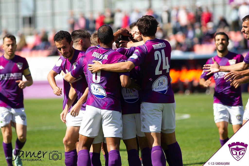 Guadalajara 3 Socuéllamos 0 Stevens, autor del 1-0 felicitado por sus compañeros FOTO: José Andrés Merino