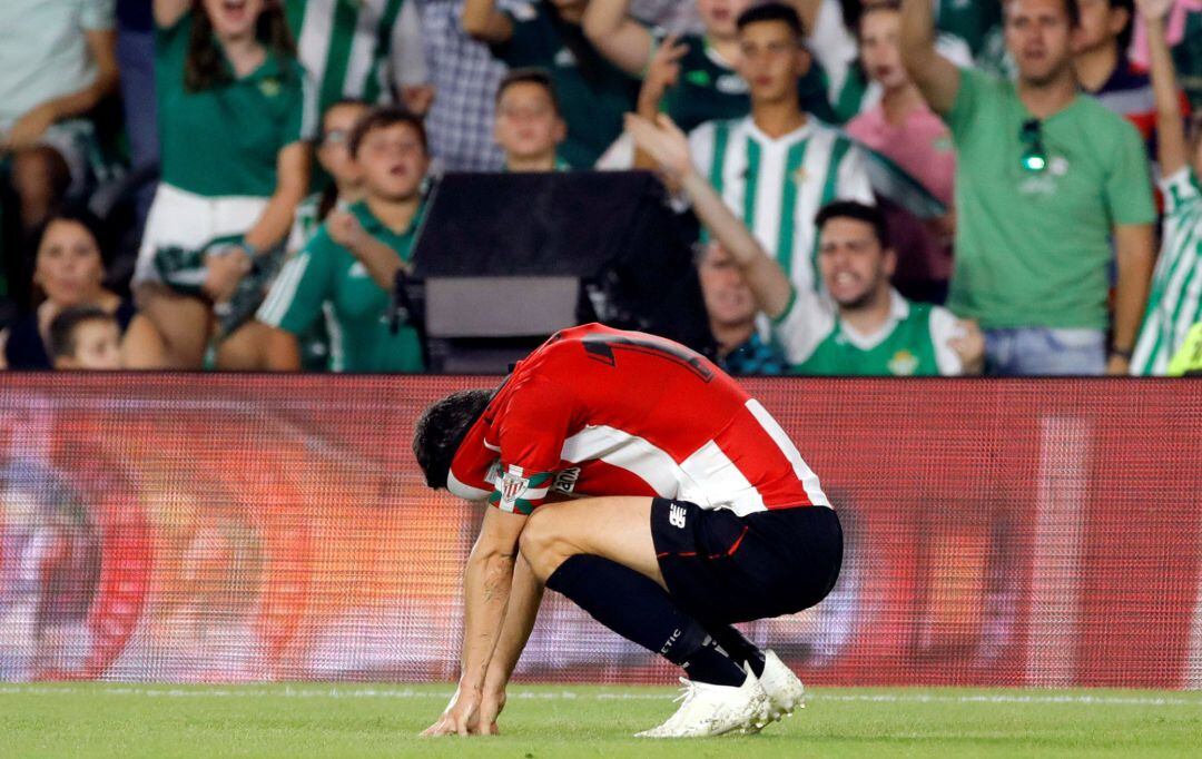 Markel Susaeta, momentos antes de ser expulsado por doble amonestación durante el partido entre Betis y Athletic