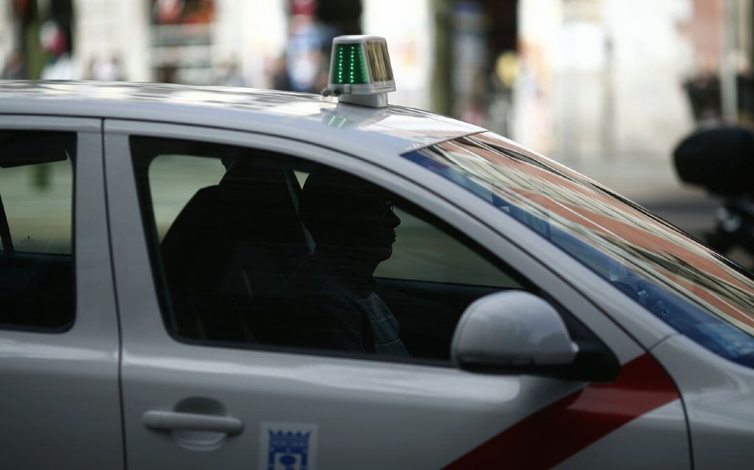 Un conductor circula con su taxi