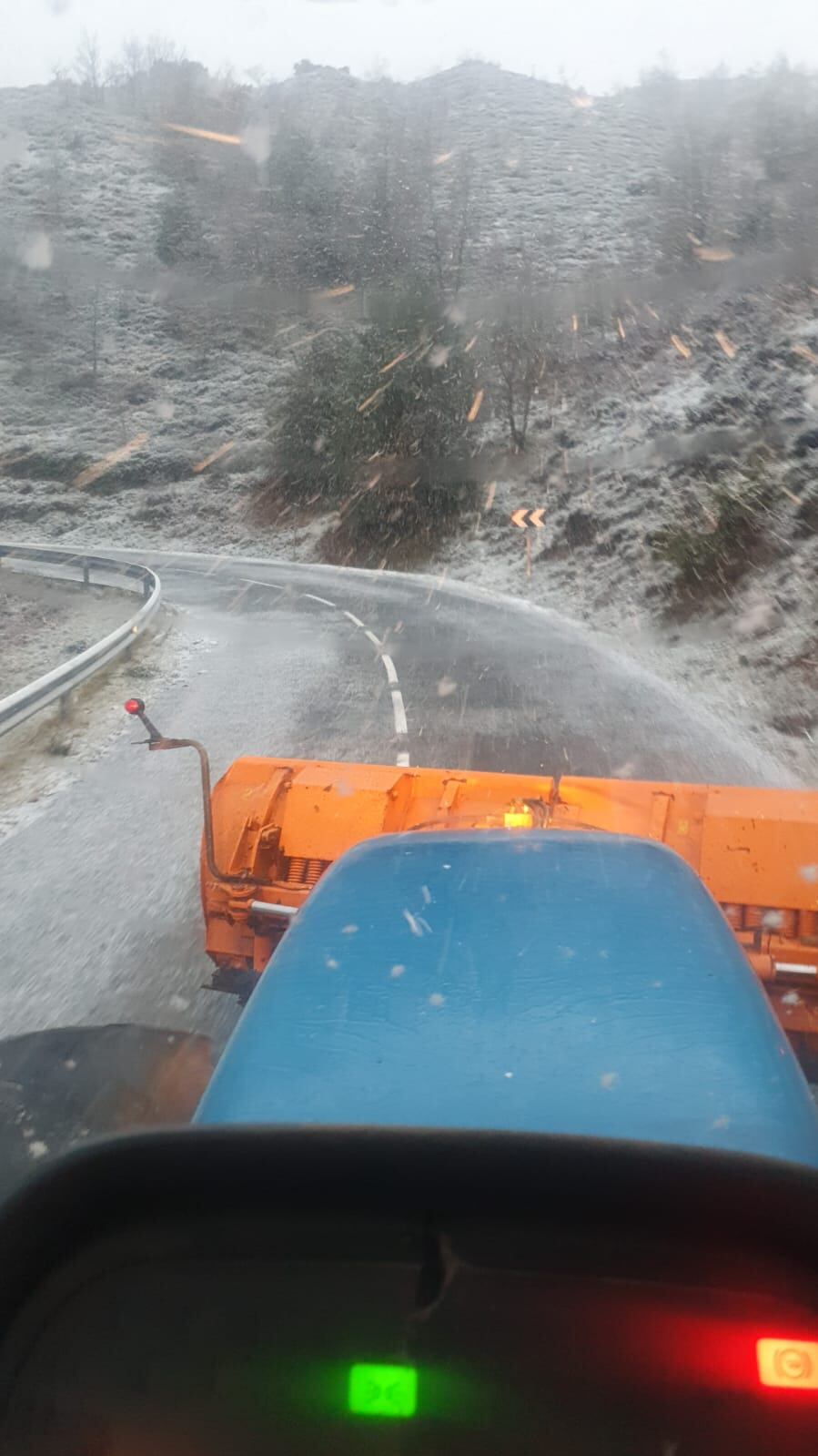 Los equipos quitanieves trabajan en las carreteras de La Rioja