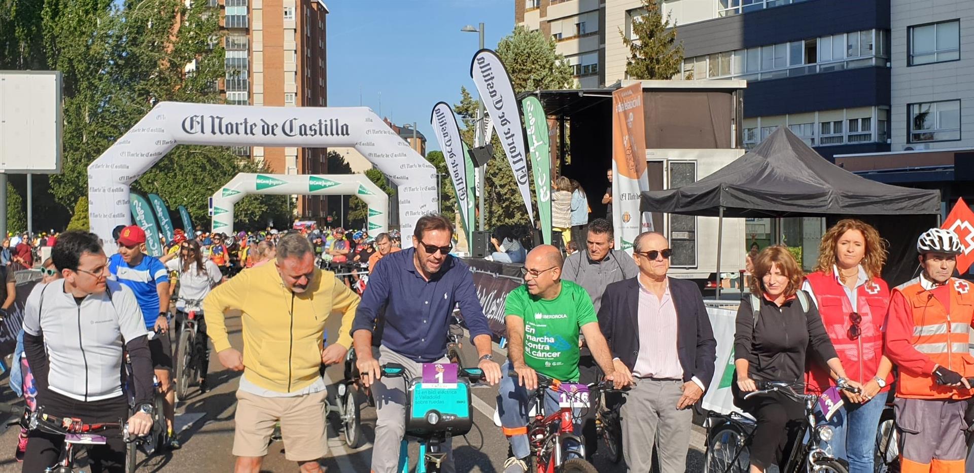 Miembros del Gobierno municipal junto al alcalde de Valladolid, Óscar Puente, en la salida de la carrera celebrada este domingo, 18 de septiembre, con motivo del Día de la Bici -