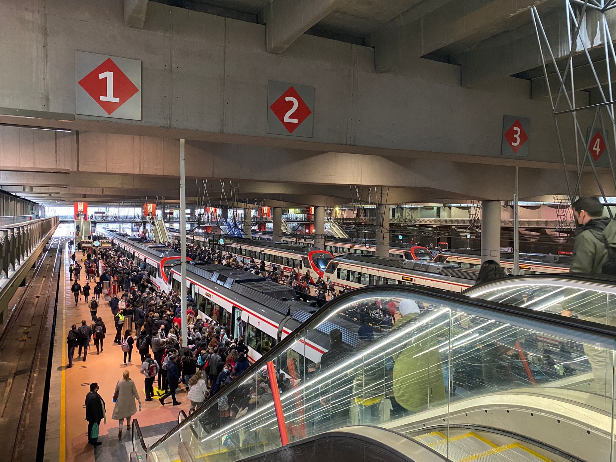 Quejas de los usuarios de Cercanías en el primer día laborable con el túnel de Sol cortado