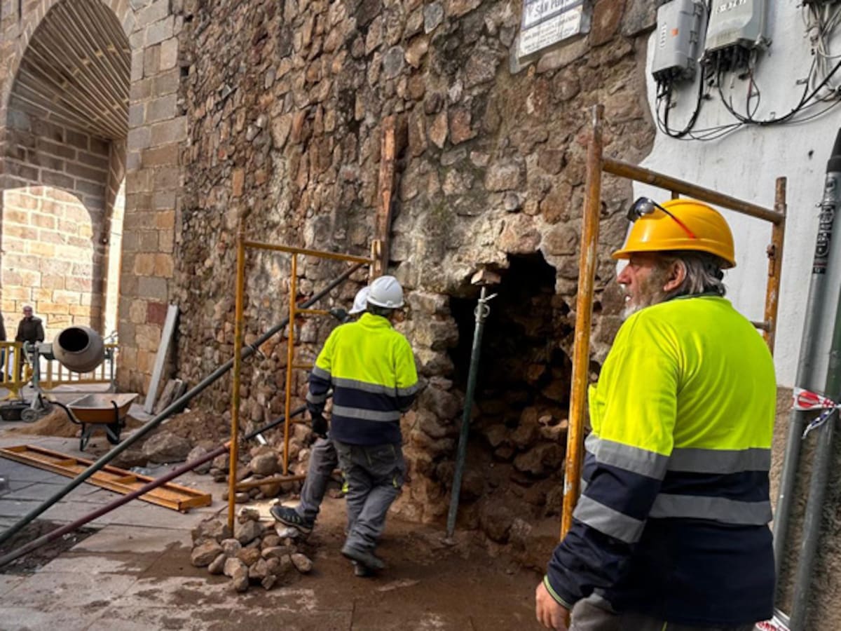 Comienza la reconstrucción del tramo desprendido de la muralla en la calle San Pedro