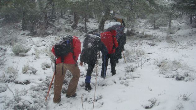 Aristóteles Moreno y sus compañeros del club de montañismo &#039;Llega como puedas&#039; tratan de ascender el pico de Gor, en la Sierra de Baza, poco antes de ser alcanzados por una ciclogénesis explosiva