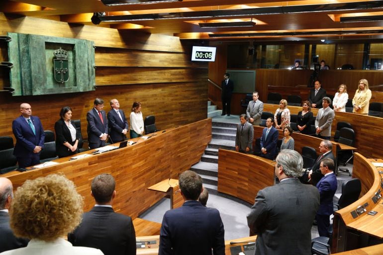 Minuto de silencio por las víctimas del accidente de autobús de Avilés, antes de la celebración del Pleno institucional con motivo del Día de Asturias. Junta General del Principado.