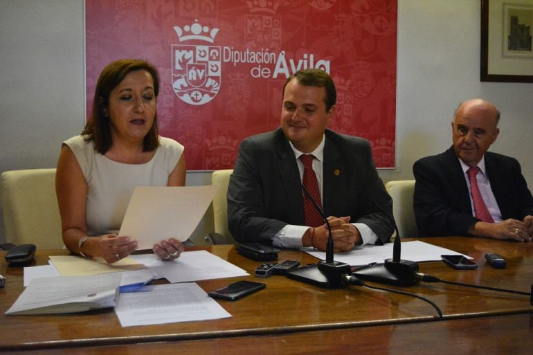 Ana Isabel Zurdo, alcaldesa de Madrigal de las Altas Torres, Eduardo Duque, diputado responsable del Área de cultura y Carmelo Luis López, director de la Institución Gran Duque de Alba en la presentación del fallo del XXVI premio de poesía Fray Luis de Le