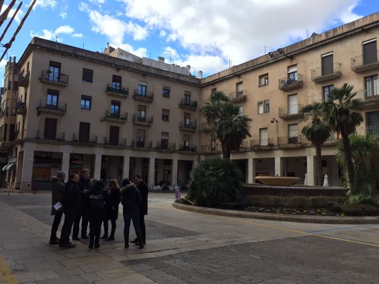 Al fons, part de les façanes que es poden acollir a les ajudes convocades per l&#039;Ajuntament de Tortosa.