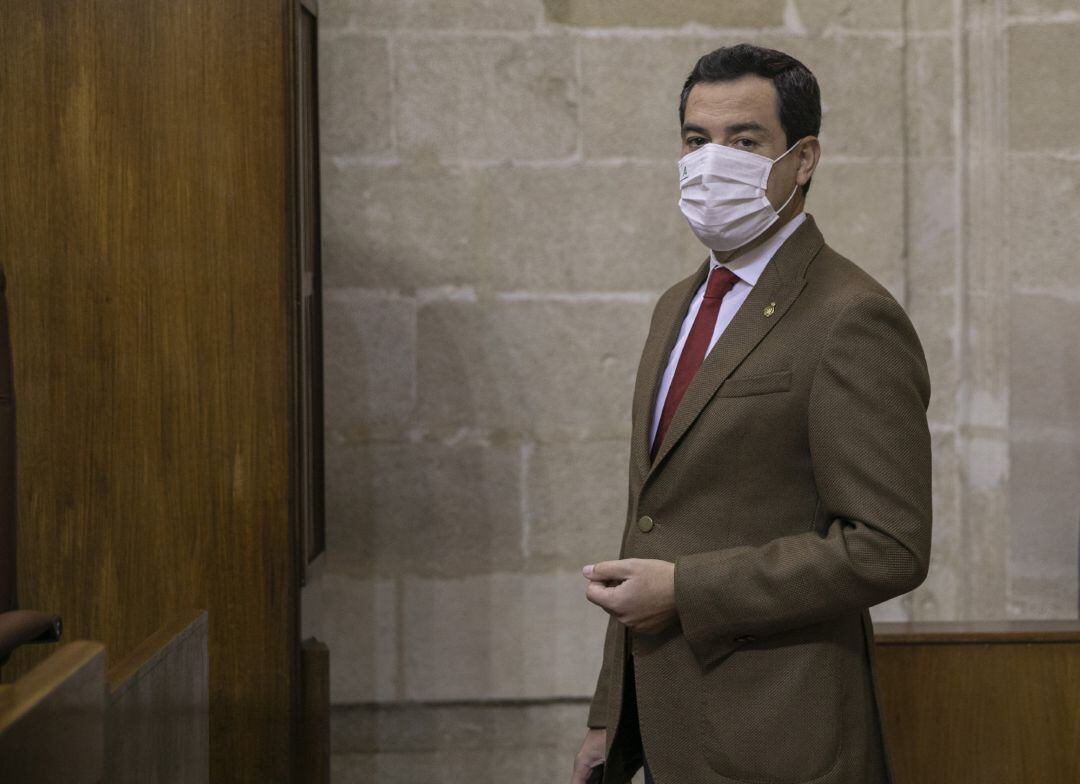 El presidente de la Junta, Juan Manuel Moreno, en el parlamento, durante la última sesión de control al gobierno 