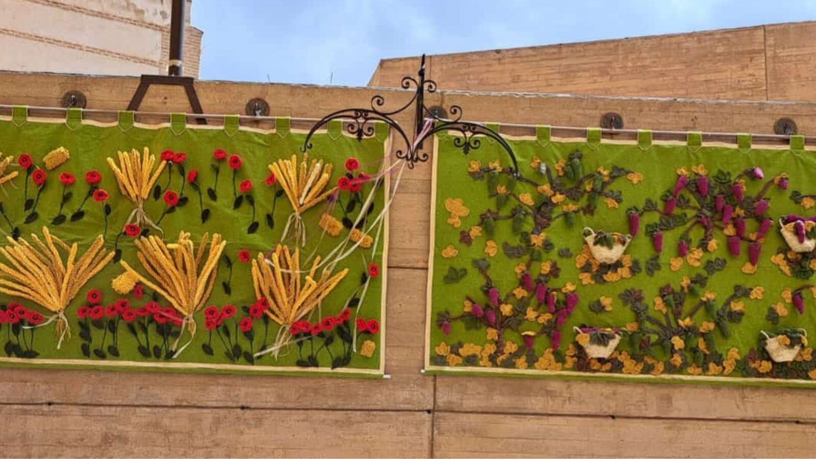 La asociación &#039;Azucaica Teje&#039; ha confeccionado hasta tres murales para adornar las calles de Toledo