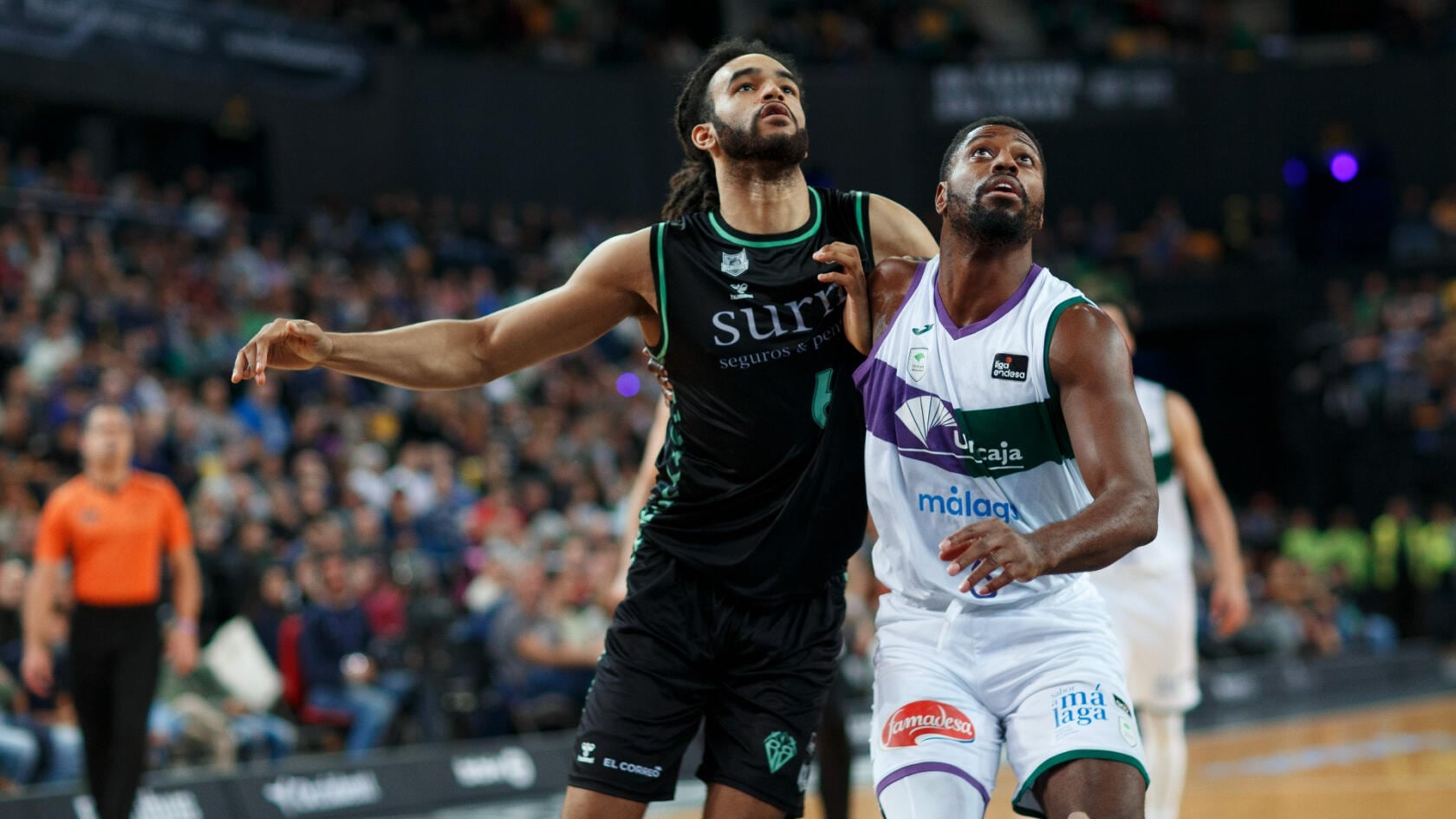 Ejim lucha por el rebote en el partido de la pasada temporada