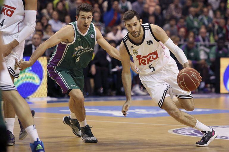 El alero del Real Madrid, Rudy Fernández, supera la defensa del escolta norteamericano del Unicaja, Ryan Toolson 
