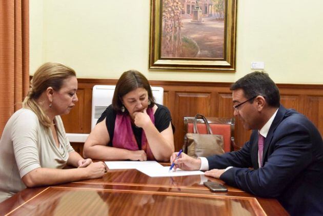 Un momento de la reunión de la consejera de Educación del Gobierno de Canarias, María José Guerra, con el alcalde de Teguise, Oswaldo Betancort, en presencia de la presidenta del Cabildo de Lanzarote, María Dolores Corujo.