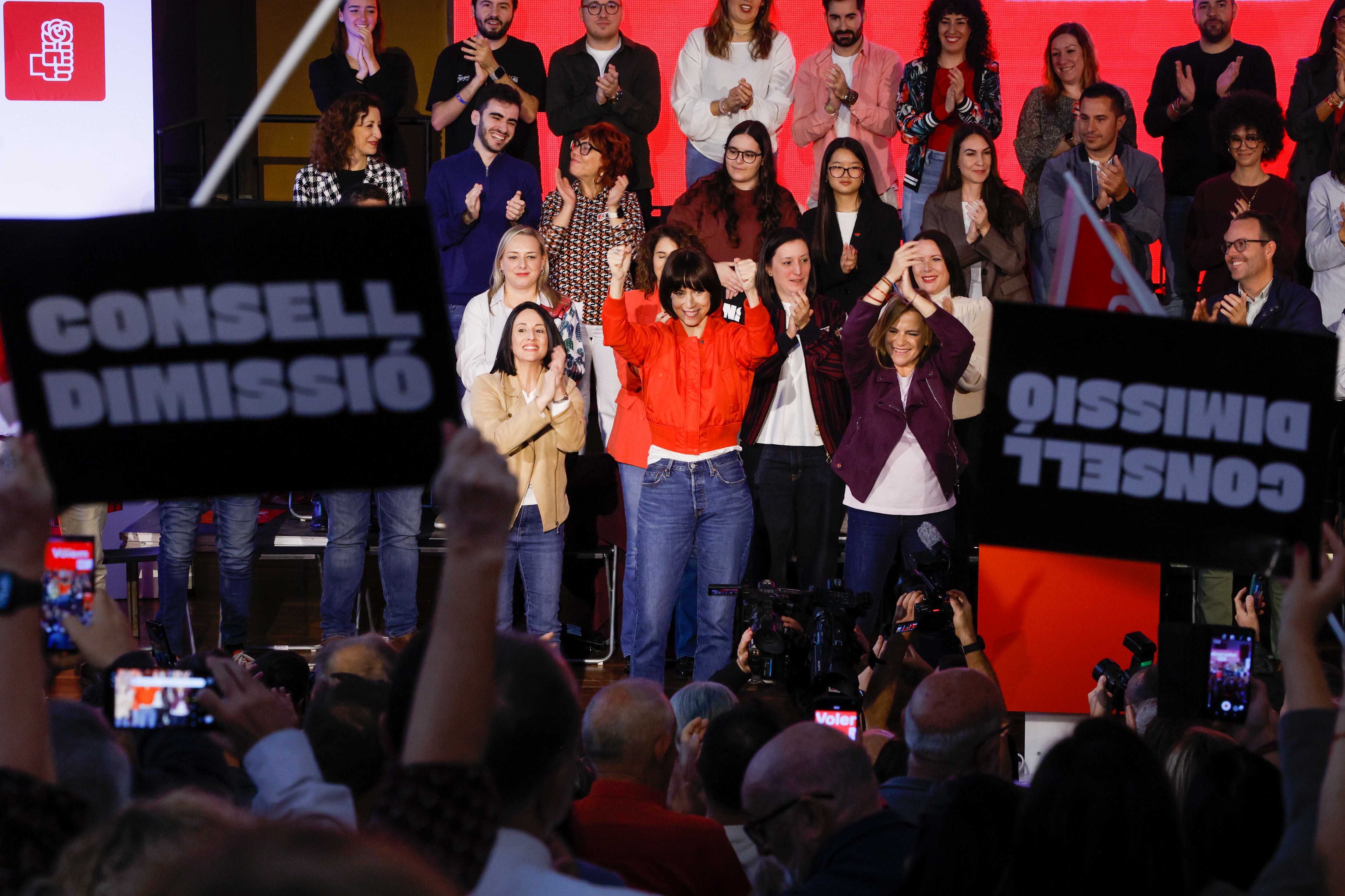  La secretaria general del PSPV-PSOE, la ministra Diana Morant, la secretaria de Organización y Acción Electoral del PSOE, Rebeca Torró (i), y la secretaria de Igualdad del PSOE y delegada del Gobierno en la Comunitat Valenciana, Pilar Bernabé (d), participan en un acto público para exigir la convocatoria de elecciones en la Comunitat Valenciana.