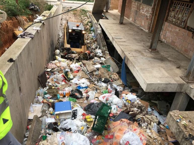 Basura acumulada en el edificio okupado