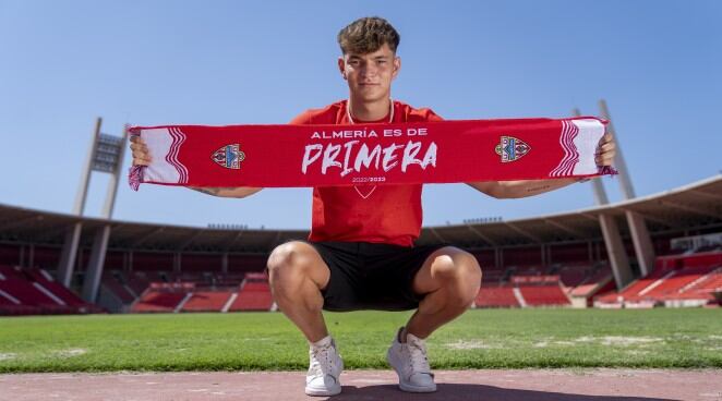 Arnau Solà posando con la bufanda de la UD Almería