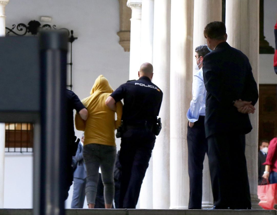 Agentes de la Policía Nacional, trasladan a la Audiencia de Granada a Juan Antonio M.G., acusado de matar al guardia civil José Manuel Arcos, en la madrugada del 15 de octubre de 2018 cuando estaba en acto de servicio en Huétor-Vega (Granada), al que disparó con su arma reglamentaria, hechos por los que la acusación particular ha elevado la petición de pena a 42 años y medio. Este es el primero con jurado popular desde la crisis sanitaria