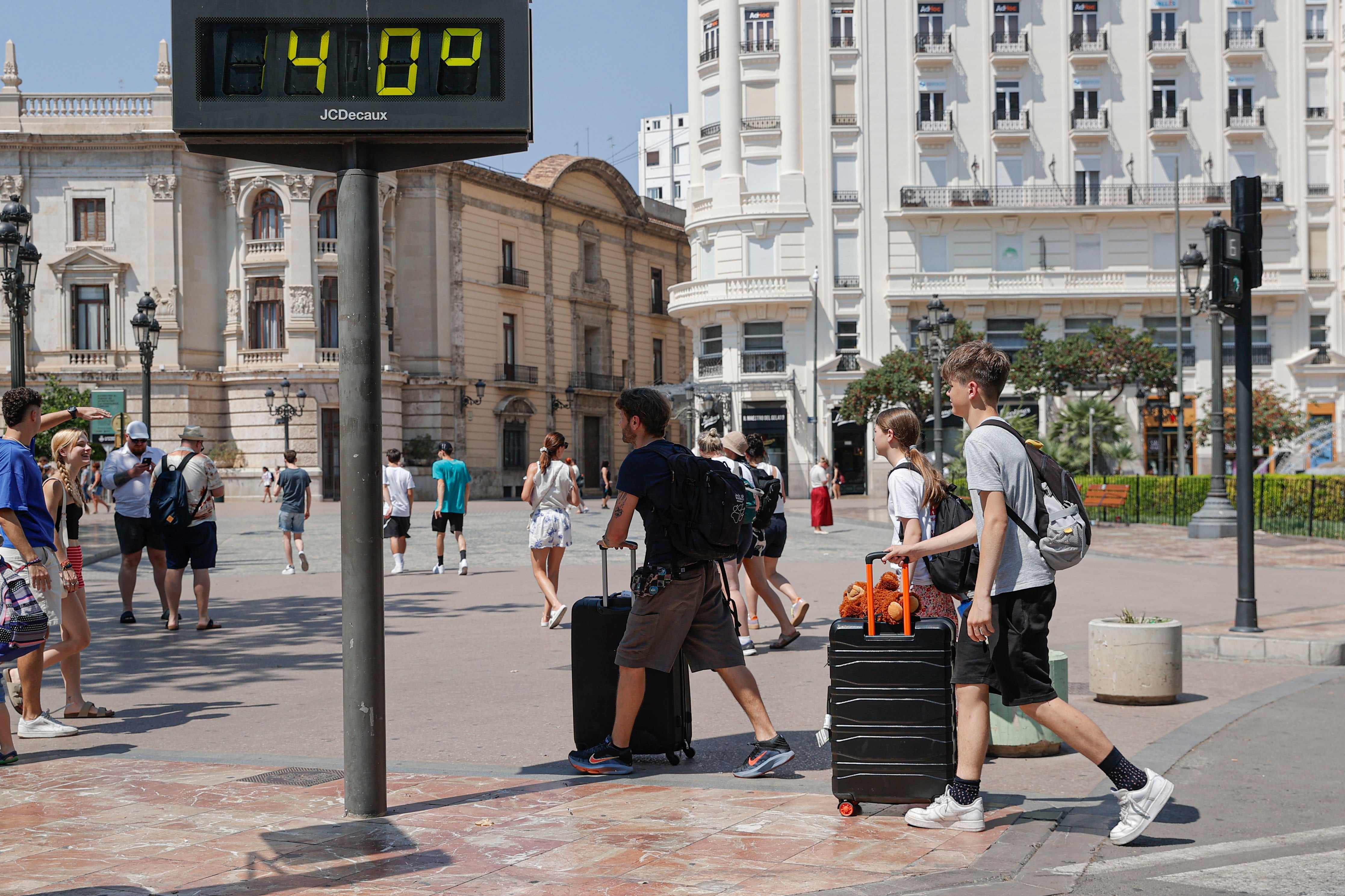 Imagen de la Plaza del Ayuntamiento con un termómetro que marca 40º.
