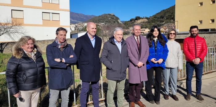 El consejero López, junto al subdelegado del Gobierno en Huesca, los alcaldes de Boltaña, Aínsa y Broto, el delegado territorial del Gobierno de Aragón en Huesca, la directora general de Vivienda y la directora gerente de Suelo y Vivienda de Aragón.