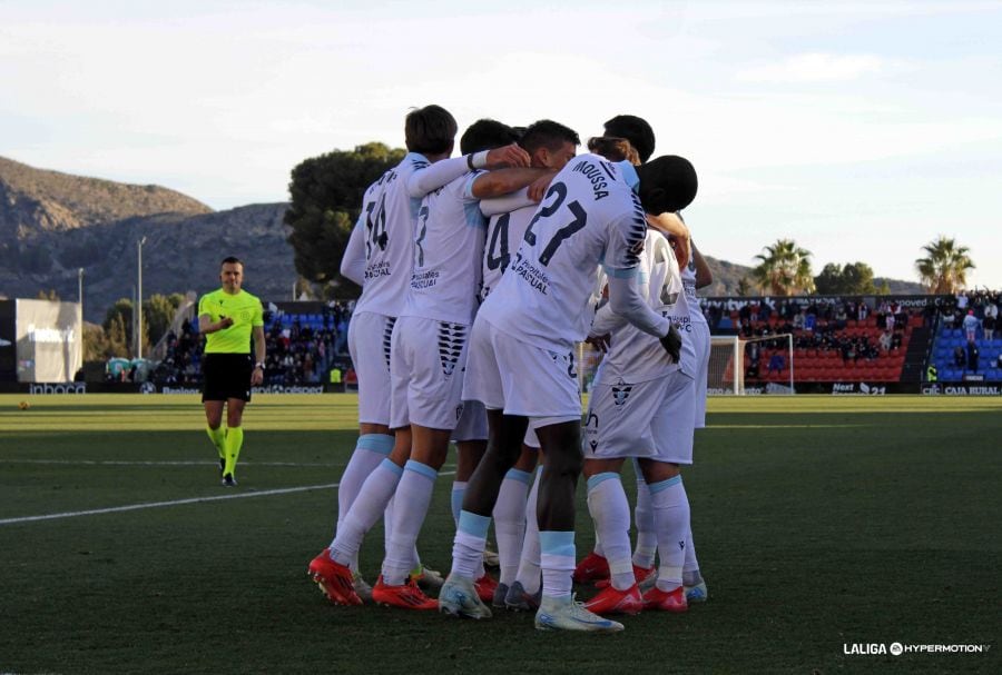 Los jugadores del Cádiz celebran el 0-3 anotado por Rubén Alcaraz en Elda. Foto: LaLiga.