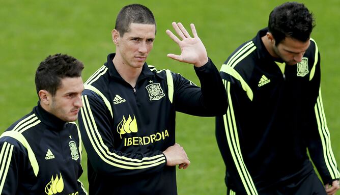 Fernando Torres se ejercita con Koke y Cesc.