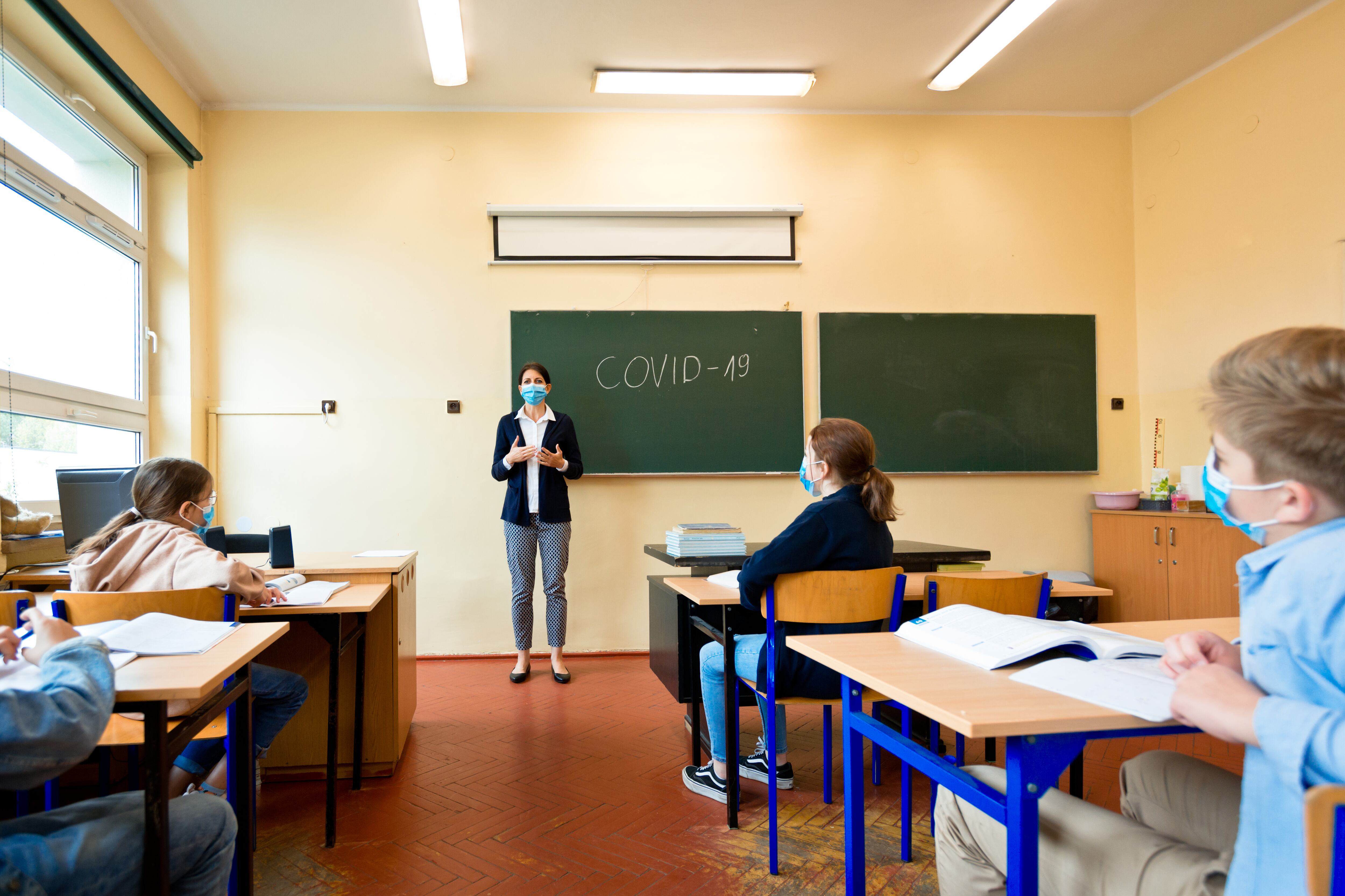 El descenso de casos COVID, a nivel general, se deja ver en la disminución de  bajas laborales de docentes en las aulas del sur de Madrid.