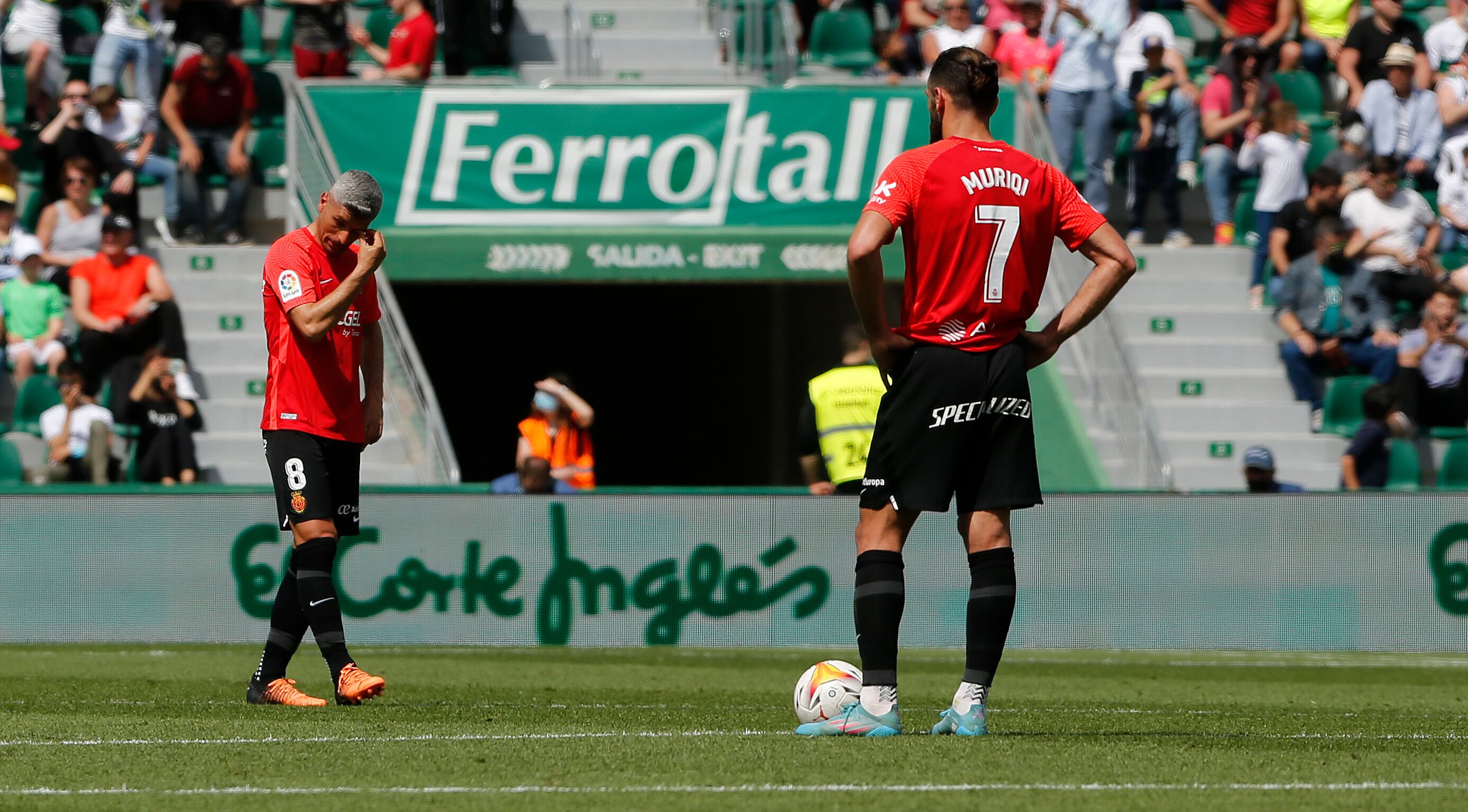 ELCHE, 16/04/2022.- Los jugadores del Mallorca se lamentan tras el gol del defensa del Elche Tete Morente, durante el partido de la Jornada 32 de LaLiga Santander, este sábado en el estadio Martínez Valero de Elche. EFE/Manuel Lorenzo