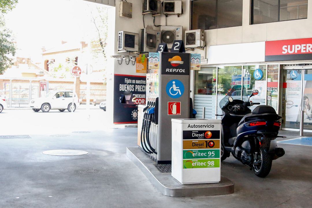 Una moto en una gasolinera de Madrid.