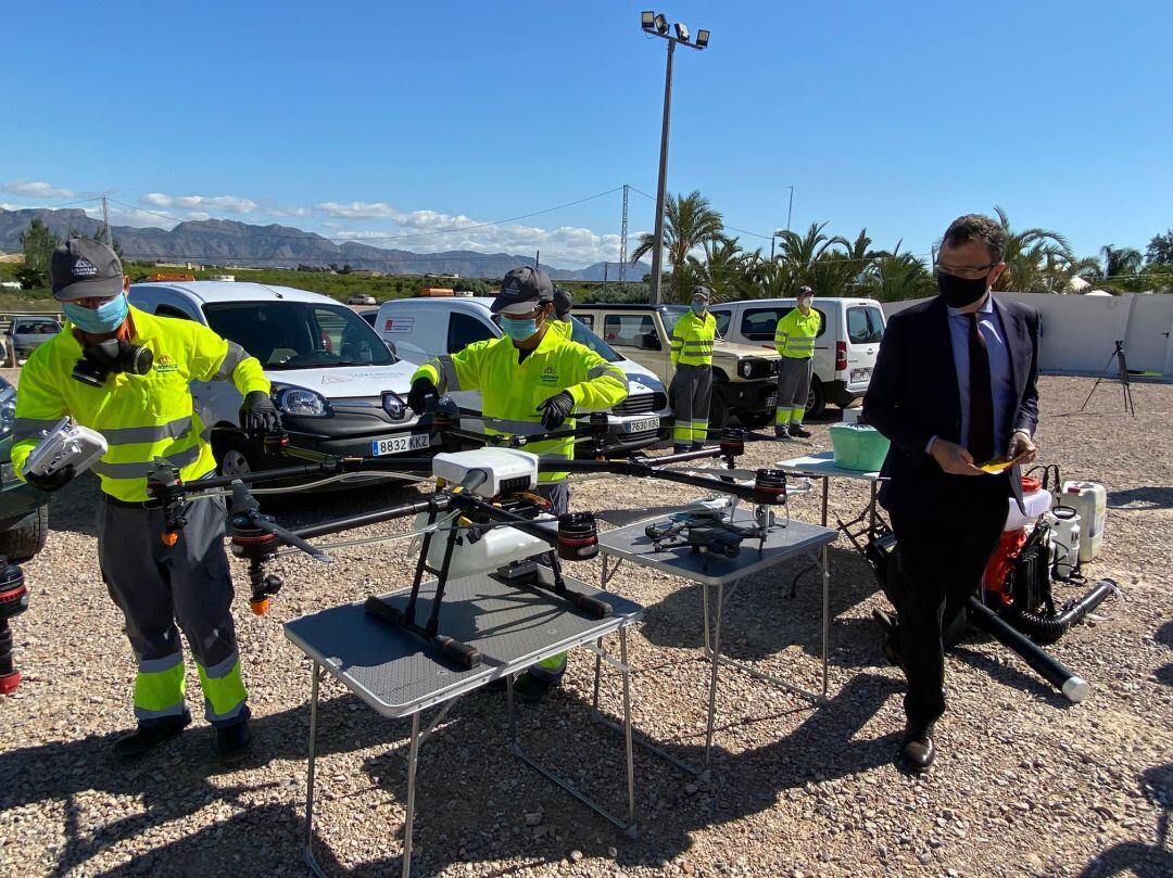 José Ballesta supervisa el trabajo contra el mosquito en Murcia