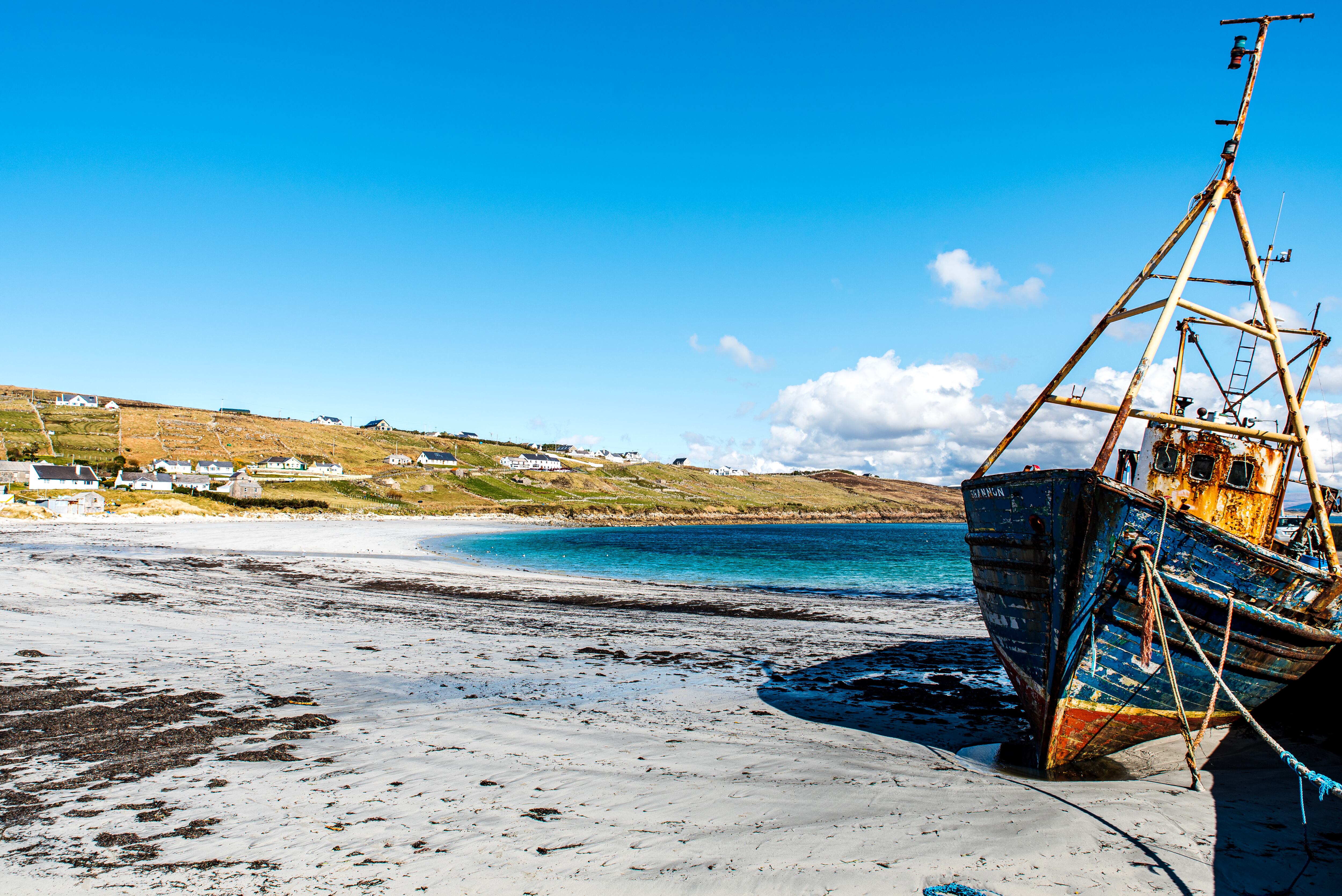 Un barco abandonado en una de las playas de la isla de Arranmore, en la costa de Irlanda