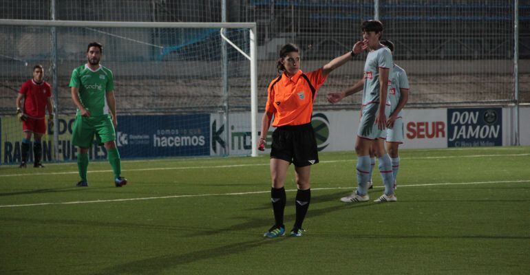 La árbitra jienense, Inmaculada Prieto, durante un partido de fútbol.