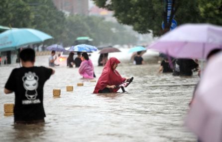 Los ciudadanos chinos durante las inundaciones en el país.