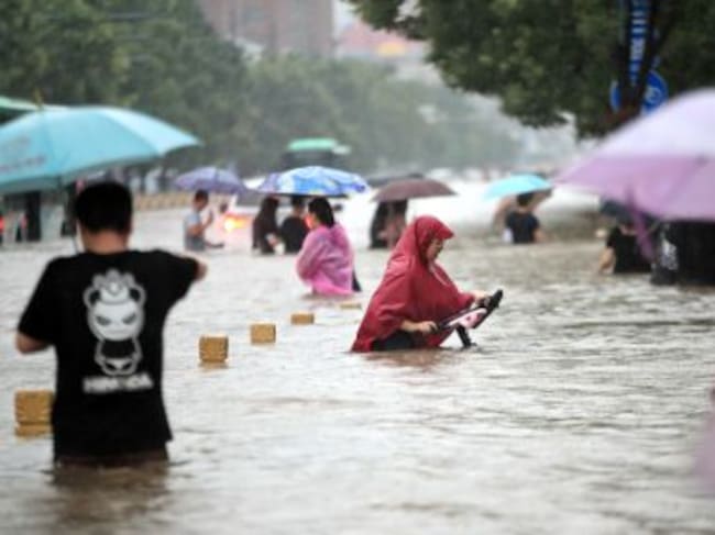 Los ciudadanos chinos durante las inundaciones en el país.