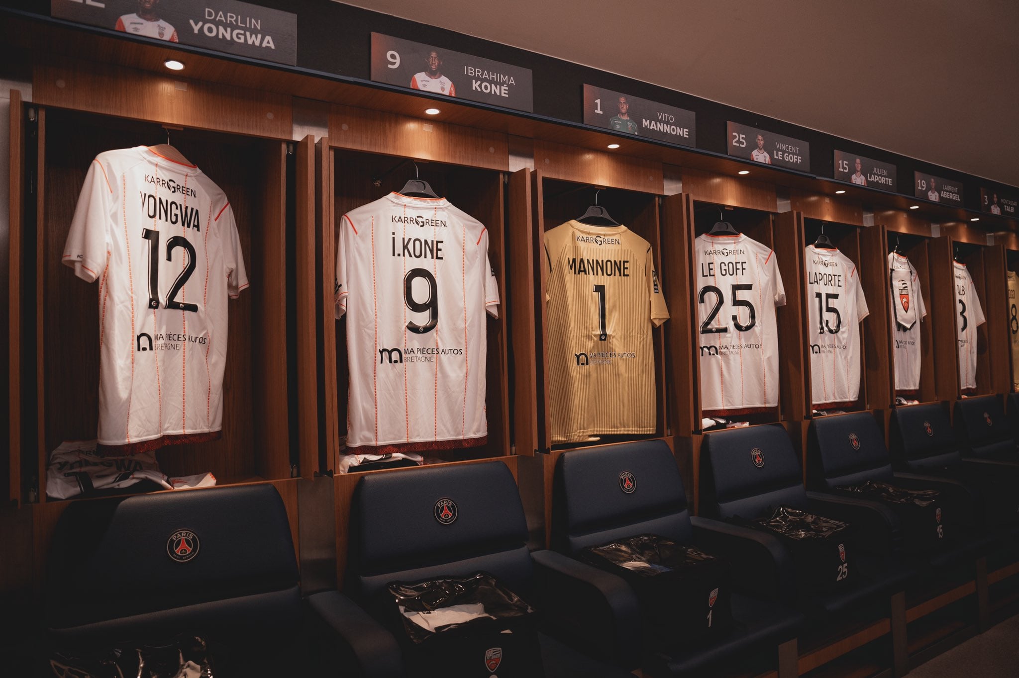 La camiseta de Koné en el vestuario del Parque de Los Príncipes.