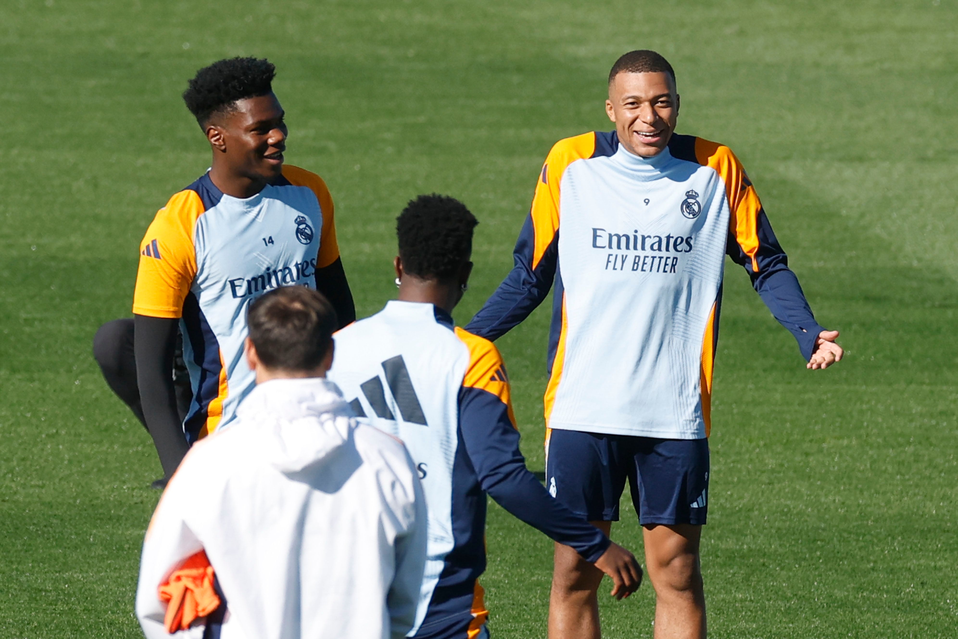 Mbappé y Tchouaméni hablan durante el último entrenamiento del Real Madrid