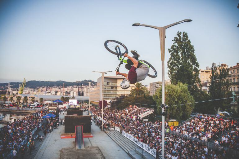 Uno de los participantes en la exigente prueba de Dirt Jump