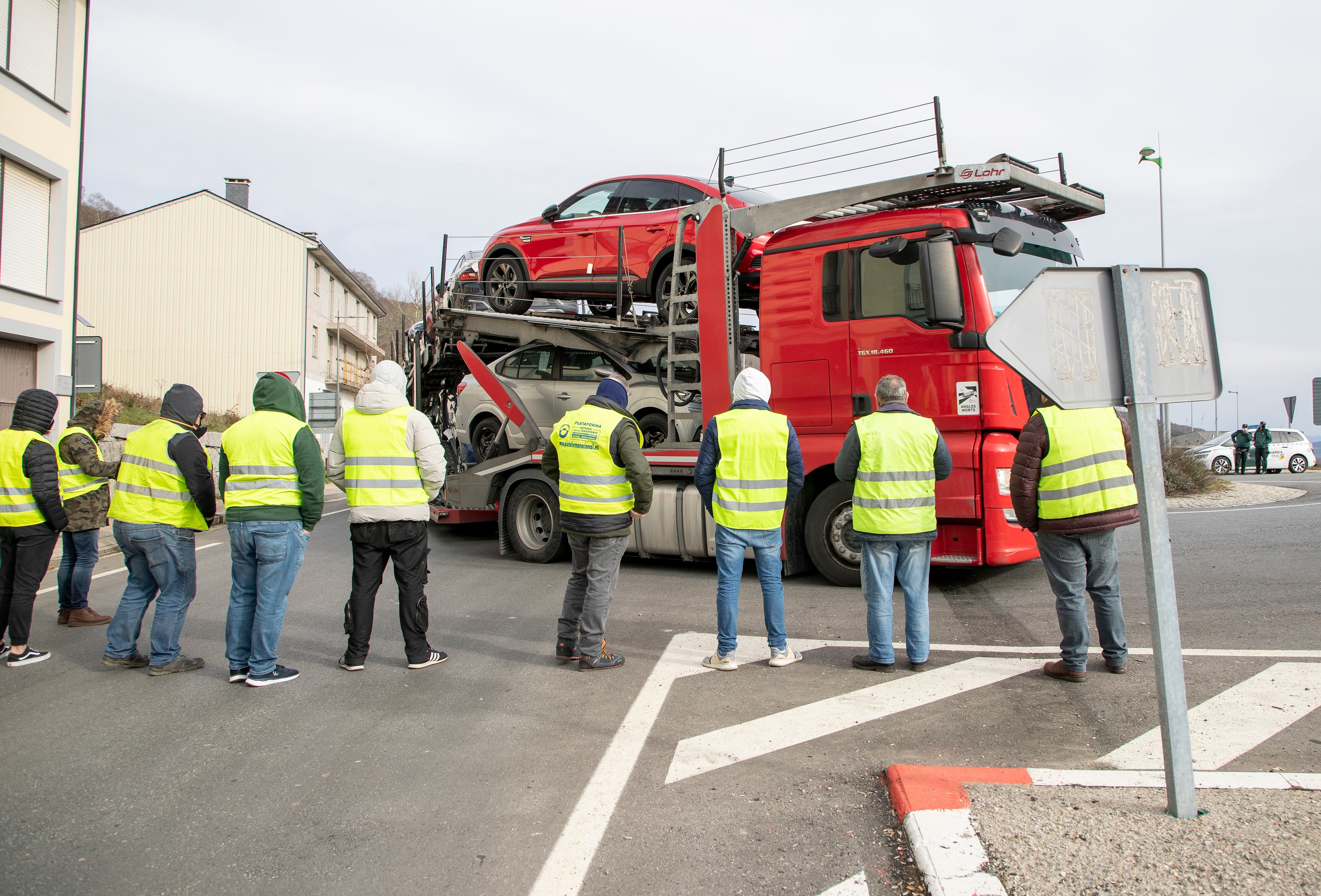 Transportistas cortan el paso a camiones no prioritarios. EFE/ Eliseo Trigo