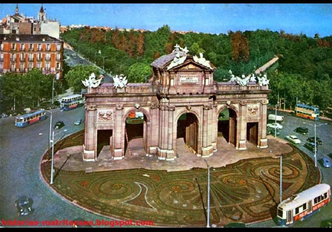 Imagen de archivo del tranvía de Madrid a su paso por la Puerta de Alcalá
