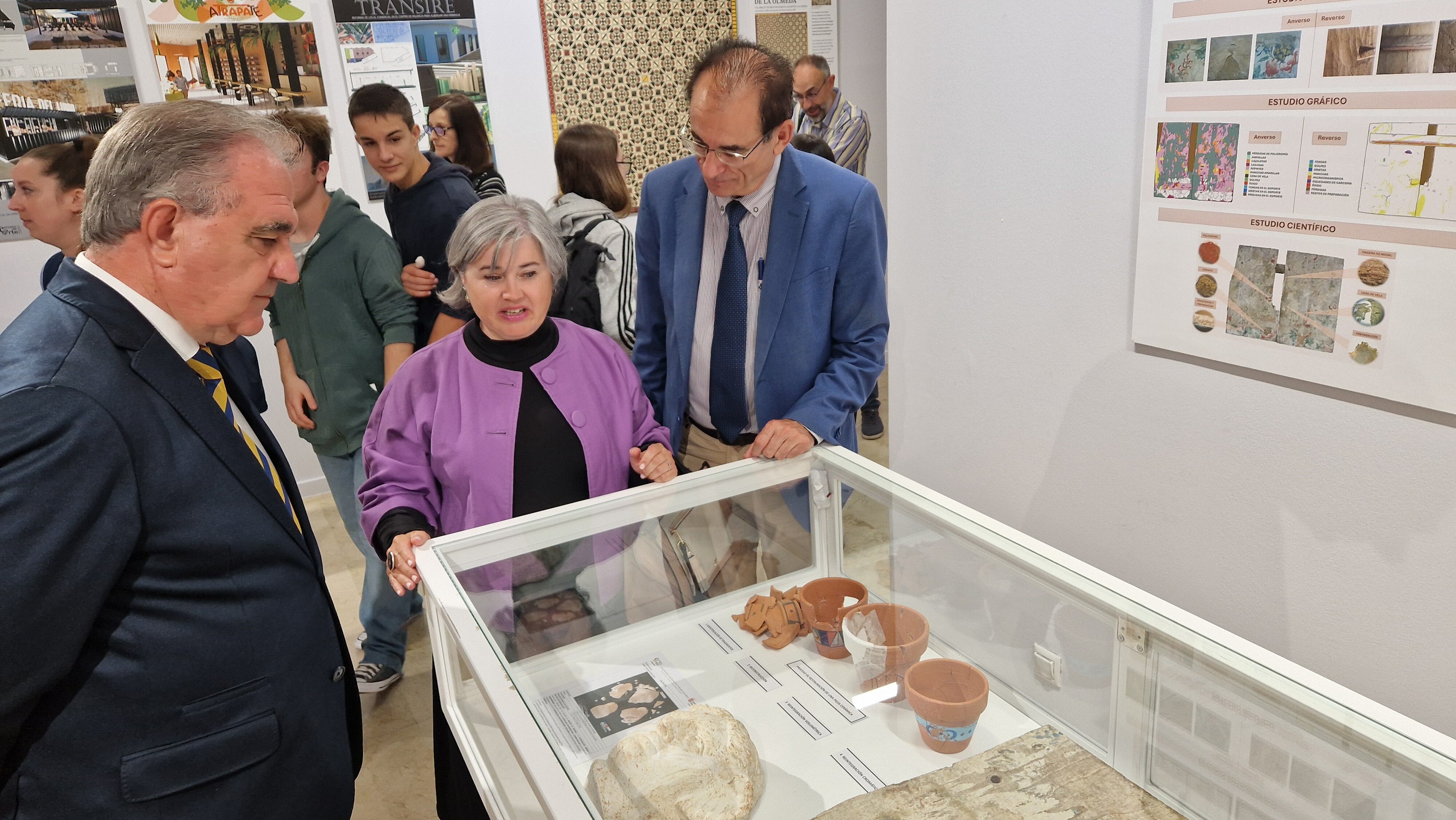 Los alumnos de la Escuela de Arte Mariano Timón exponen sus trabajos en la Biblioteca Pública