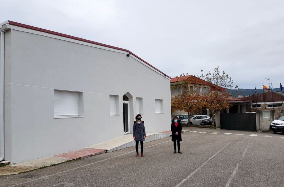 La concejala de Medio Ambiente, Sara Vicente, y la alcaldesa de O Rosal, Ánxela Fernández, delante del nuevo edificio municipal de reciclaje y reparación de objetos.