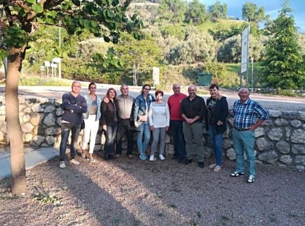 El teniente de alcalde José Luis Olivares con algunos de los turistas que vinieron a la concentracion de autocaravanas en el recitno de Mirador de la Campiña