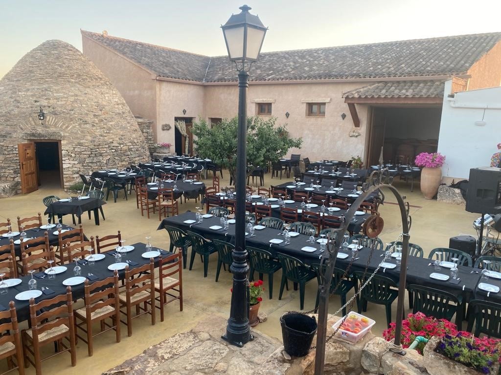 A la izquierda, el cubo construido para el restaurante en Bodega Las Calzadas de Pozoamargo (Cuenca).