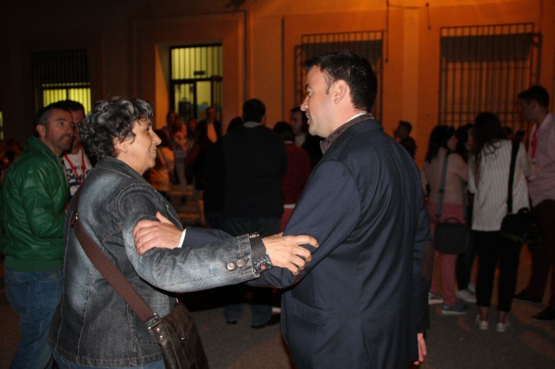 Carlos Fraile, actual alcalde de Cuéllar y Montserrat Sanz de IU en la noche electoral del 26 de mayo de 2019