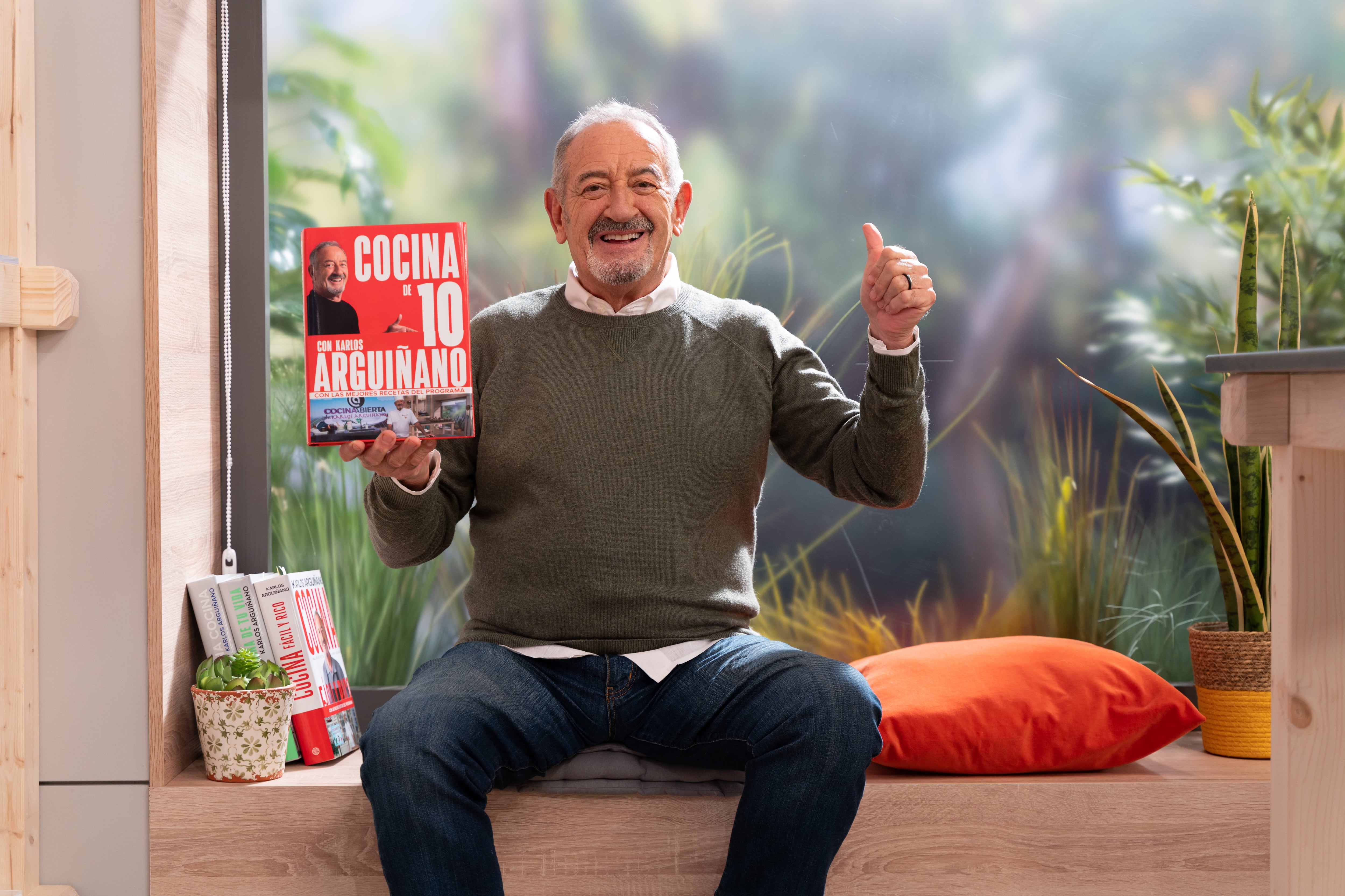 Karlos Arguiñano, con su último libro: &#039;Cocina de 10&#039;.