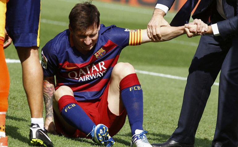 El delantero argentino del FC Barcelona Leo Messi, lesionado en una jugada en el partido de la sexta jornada de Liga en Primera División 