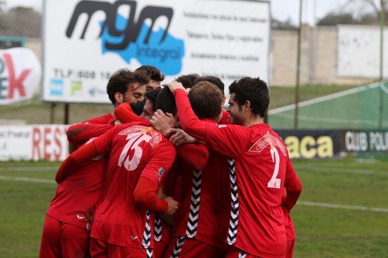 Los jugadores de la Cultural celebran el gol del último triunfo