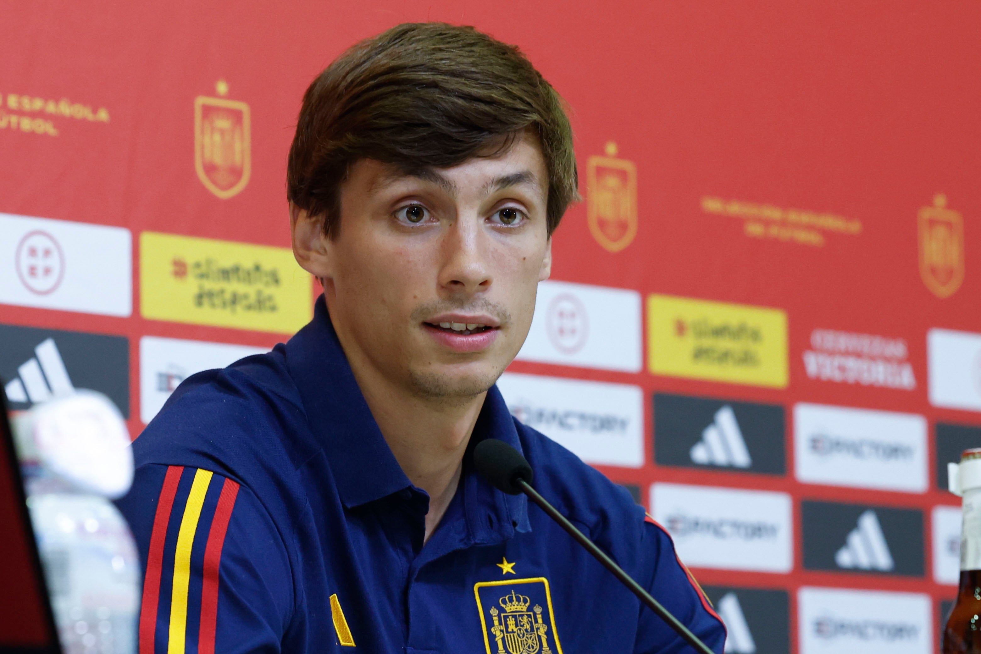 El defensa Robin Le Normand participa en la rueda de prensa de la selección española de fútbol este sábado, en la Ciudad del Fútbol de Las Rozas (Madrid)