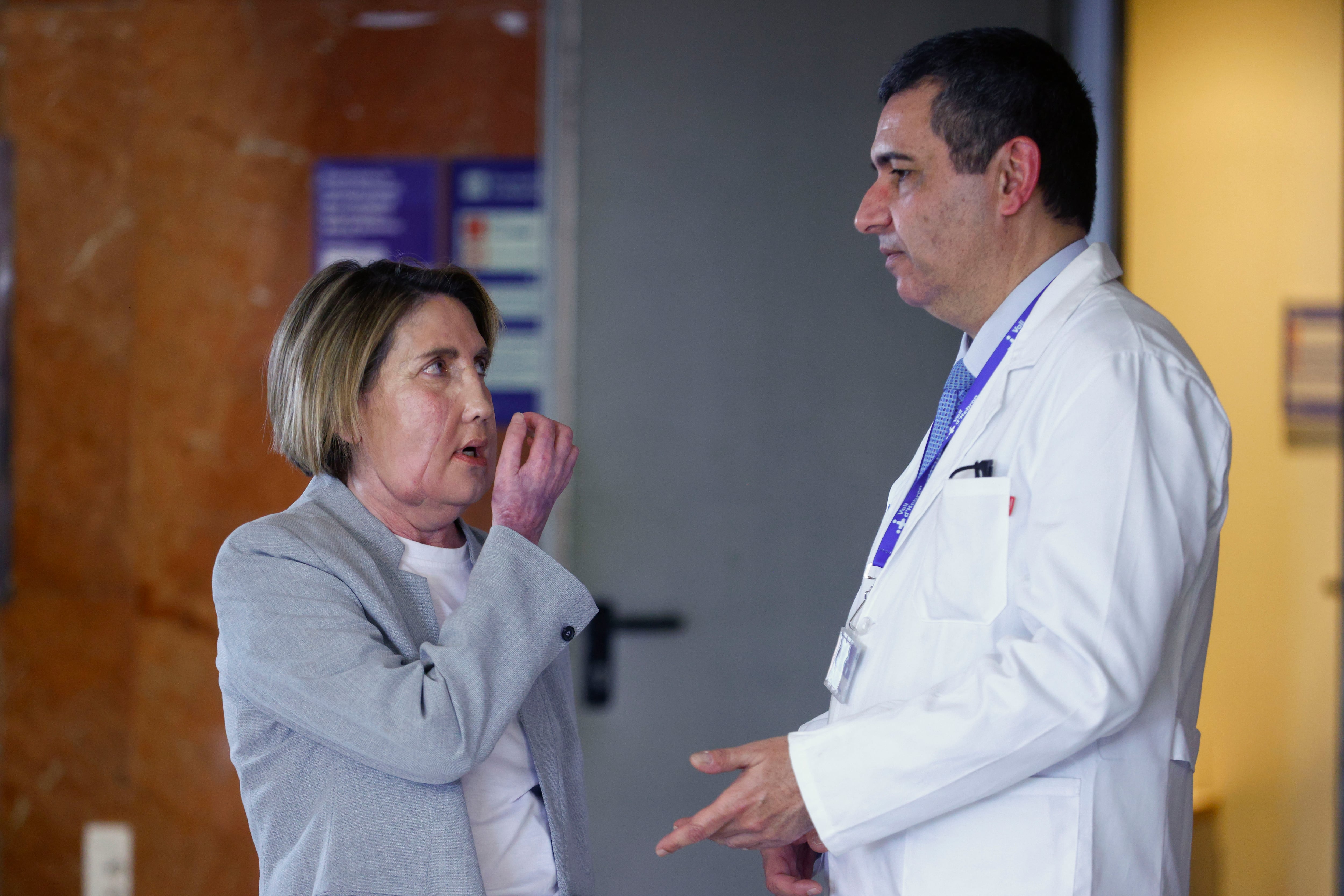 Carme, la primera paciente en recibir un trasplante de cara de una donante que recibió una eutanasia, conversa con el Jefe del Servicio de Cirugía Plástica y Quemados del Hospital Universitario Vall d'Hebron, Joan-Pere Barret
