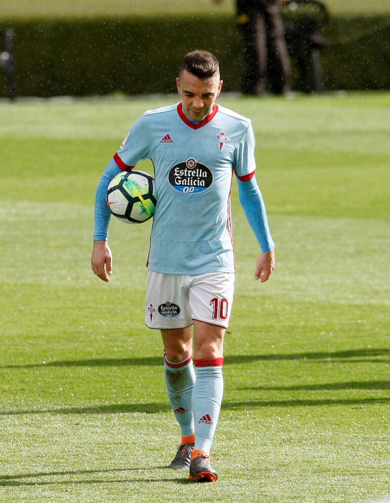 El delantero del Celta de Vigo, Iago Aspas, se lleva el balón tras haber marcado un hat-trick con su equipo, durante el partido contra el Sevilla correspondiente a la jornada 31 de LaLiga celebrado en el estadio Balaidos de Vigo. 